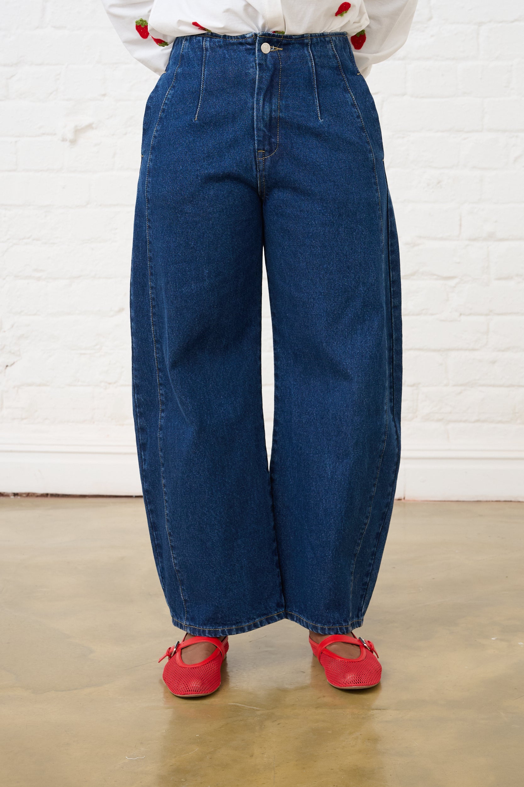 Contour Barrel Leg Jeans in Medium Wash – Me&B