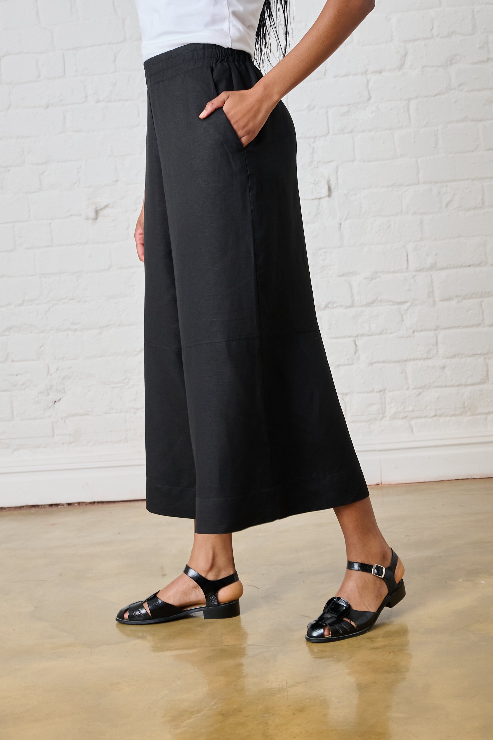 Linen Wide Leg Crop in Black