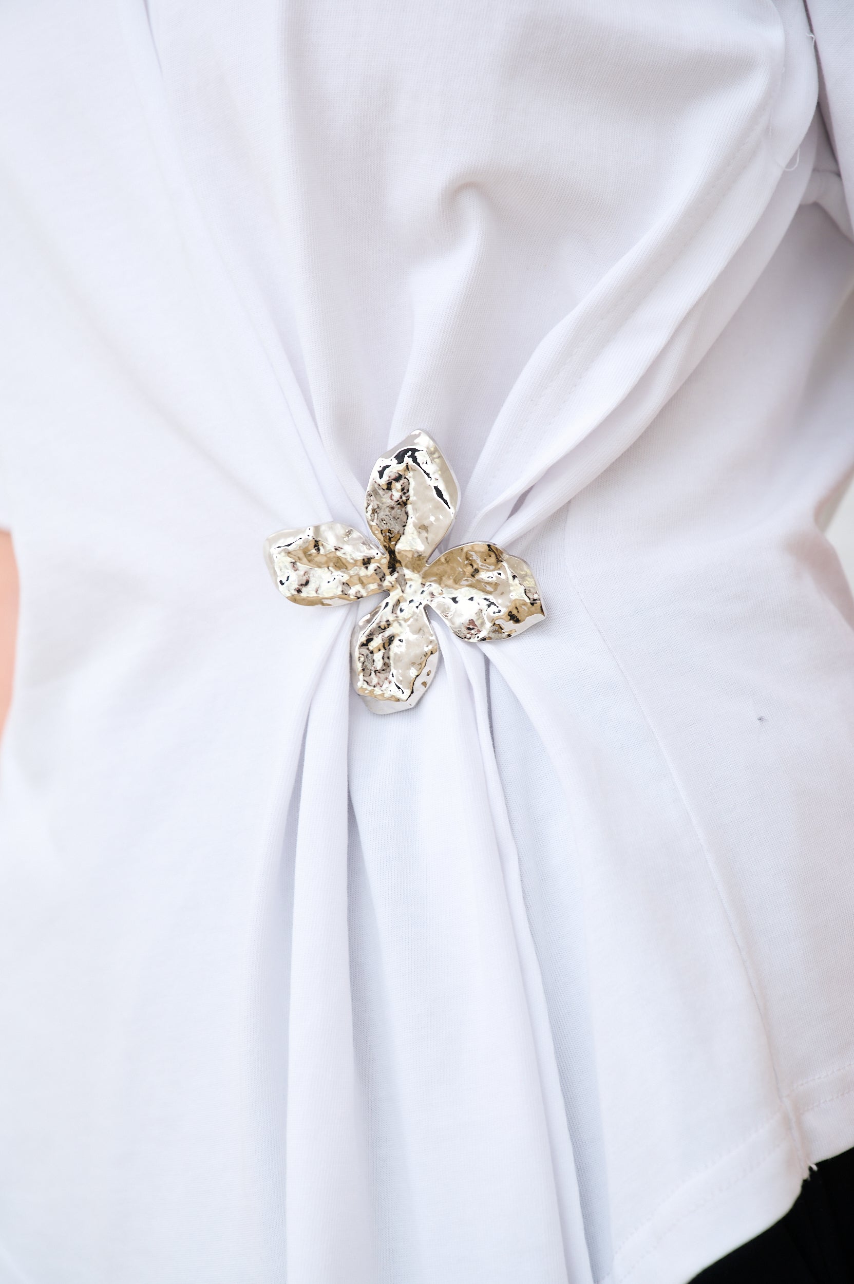Oversized Tee with Flower Pin