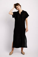 Model is wearing a knitted maxi Dress in Black 