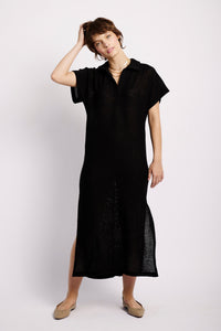 Model is wearing a knitted maxi Dress in Black 