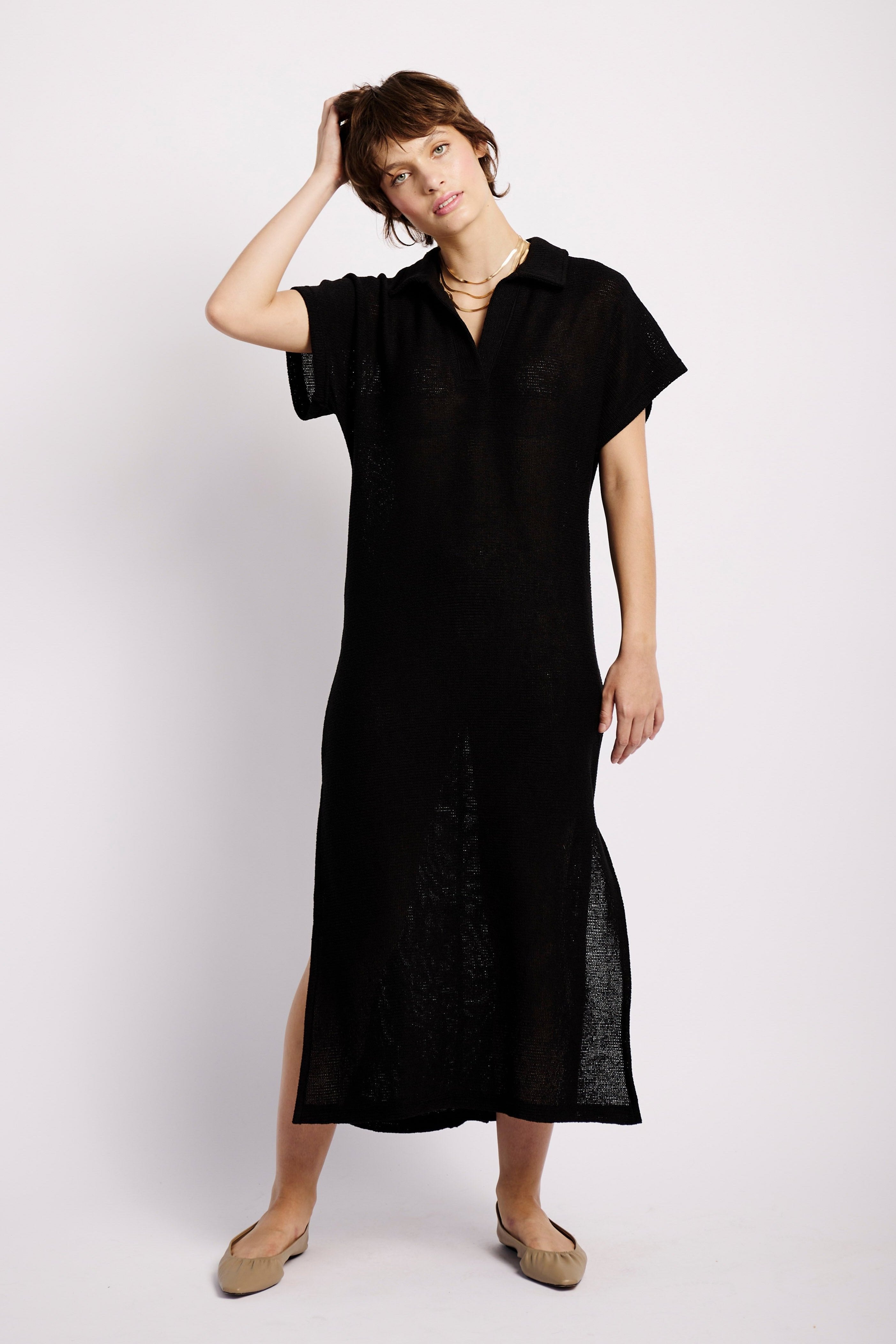 Model is wearing a knitted maxi Dress in Black 