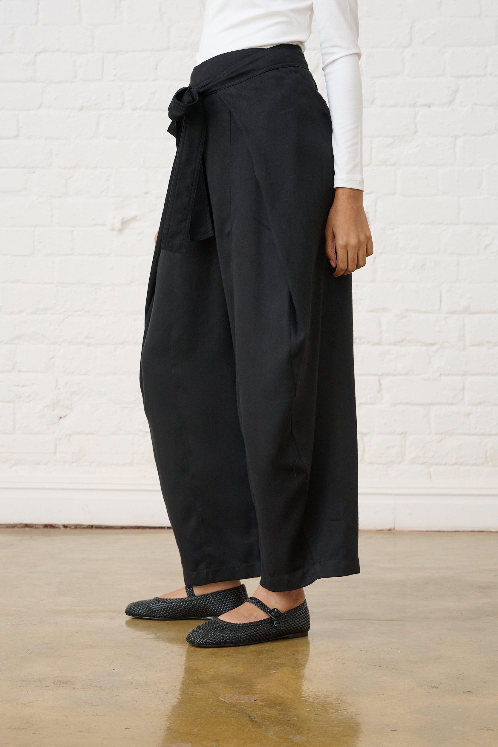 Tie Front Pant in Black